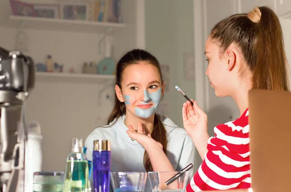 Zwei Teenager Blogger Testen Beauty Produkte Für Ihre Follower Und Stockbild