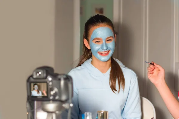 Zwei Teenager Blogger Testen Beauty Produkte Für Ihre Follower Und Stockbild