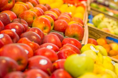 Süpermarkette elmalar. Sağlıklı gıda kavramı, biyoloji, vejetaryen, diyet.