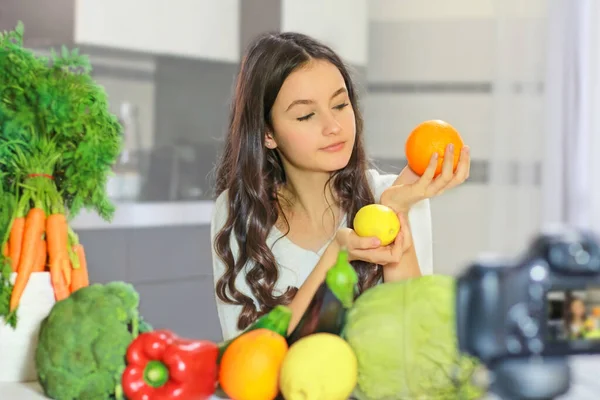 十代のブロガーは 健康を食べる方法を彼女の信者に説明します 健康的な食事習慣 ビタミンやカロリーの重要性についての若者間のコミュニケーションの概念 — ストック写真