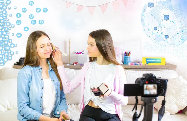 Два Красивих Блогера Милі Дівчата Представляють Косметичні Продукти Краси Транслюють — стокове фото