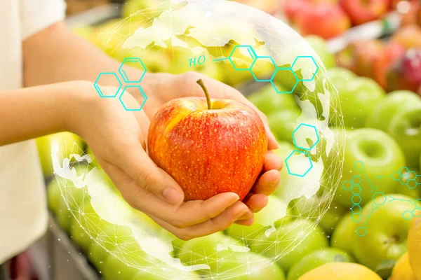 Kobieta Wybiera Jabłko Supermarkecie Pojęcie Zdrowej Żywności Bio Wegetariańskie Dieta — Zdjęcie stockowe