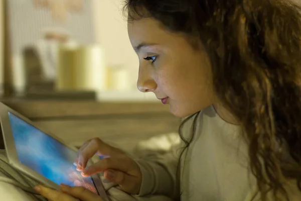 Teen Girl Navigare Internet Con Tablet Guardare Video Trascorrere Del — Foto Stock