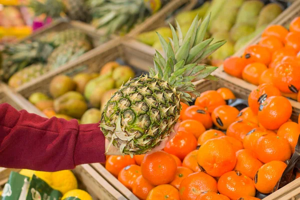Жіноча Рука Вибирає Банани Магазині Концепція Здорової Їжі Біо Вегетаріанська — стокове фото