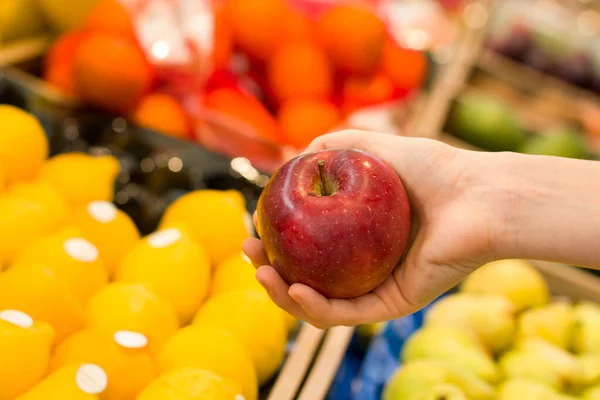 Kobieta Wybiera Jabłko Sklepie Pojęcie Zdrowej Żywności Bio Wegetariańskie Dieta — Zdjęcie stockowe