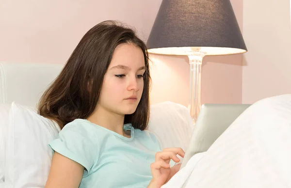 Bella Ragazza Adolescente Cerca Utilizzando Tablet Mentre Sdraiato Nel Letto — Foto Stock