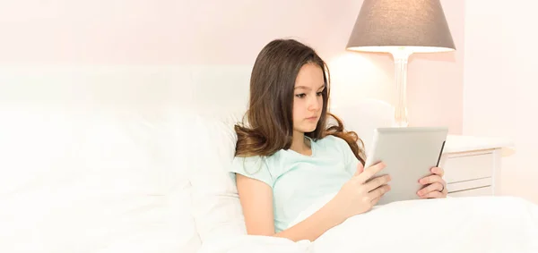 Bella Ragazza Adolescente Cerca Utilizzando Tablet Mentre Sdraiato Nel Letto — Foto Stock