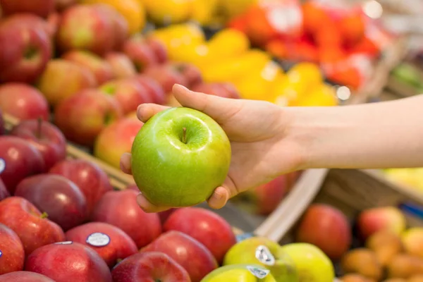 Kobieta Wybiera Jabłko Sklepie Pojęcie Zdrowej Żywności Bio Wegetariańskie Dieta — Zdjęcie stockowe