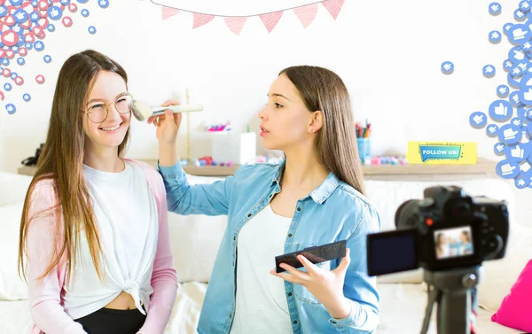 Duas Blogueiras Beleza Meninas Bonitos Apresentando Produtos Cosméticos Beleza Transmitindo — Fotografia de Stock