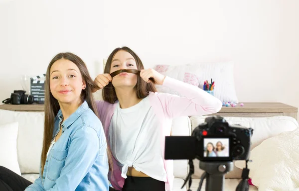 Deux Blogueurs Beauté Plaisantent Amusent Diffuser Des Vidéos Direct Sur — Photo