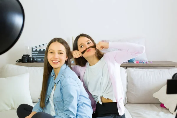 Twee Beauty Bloggers Grappen Veel Plezier Met Het Uitzenden Van — Stockfoto