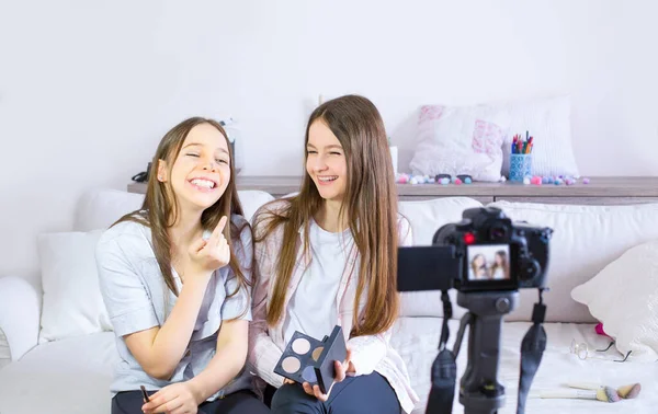 Two Teen Bloggers Presenting Beauty Products Broadcasting Live Videos Social — Stock Photo, Image