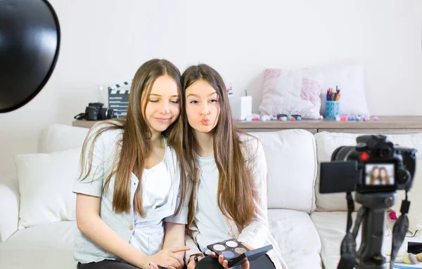블로거 가농담을 네트워크를 재미있는 동영상을 방송한다 블로거들에게 영향을 미치는 소녀들에 — 스톡 사진