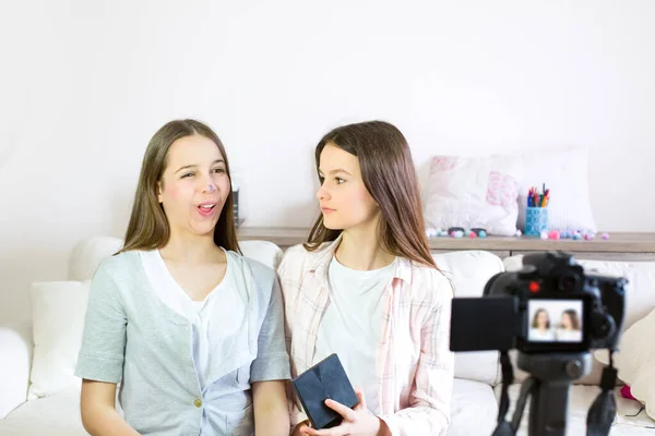 Dois Blogueiros Adolescentes Apresentando Produtos Beleza Transmitindo Vídeos Vivo Redes — Fotografia de Stock