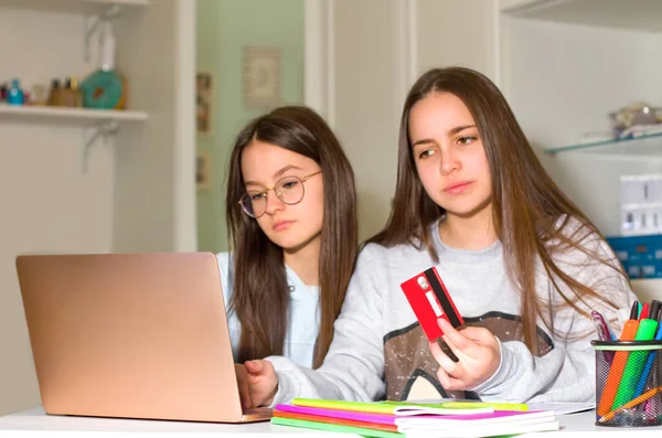 Two Teen Girls Surf Internet Laptop Look Products Interest Them — Stock Photo, Image