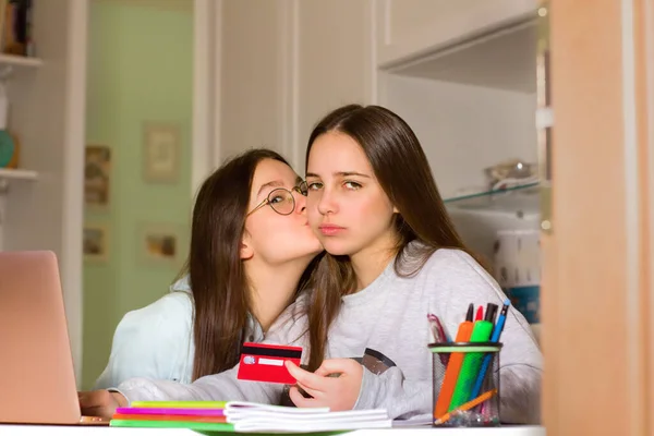 Две Девочки Подростки Пользуются Интернетом Своем Ноутбуке Ищут Интересующие Продукты — стоковое фото