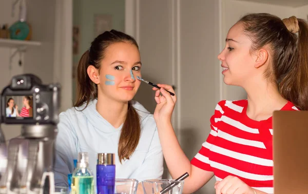 Dos Blogueros Adolescentes Prueban Productos Belleza Para Sus Seguidores Cuentan — Foto de Stock