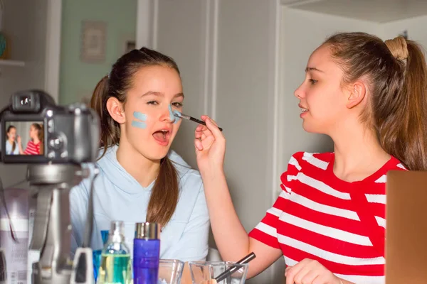 Dva Bloggeři Teenager Testují Kosmetické Produkty Pro Své Následovníky Říkají — Stock fotografie