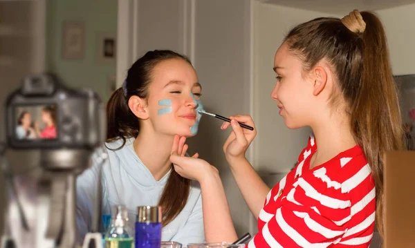 Dois Blogueiros Adolescentes Testam Produtos Beleza Para Seus Seguidores Contam — Fotografia de Stock