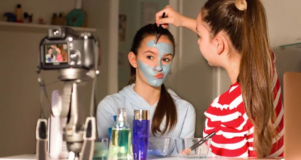 Dois Blogueiros Adolescentes Testam Produtos Beleza Para Seus Seguidores Contam — Fotografia de Stock