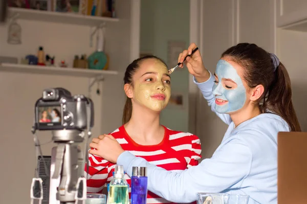 Dva Bloggeři Teenager Testují Kosmetické Produkty Pro Své Následovníky Říkají — Stock fotografie
