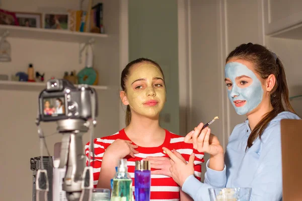 Two Teenager Bloggers Test Beauty Products Followers Tell Impressions Opinions — Stock Photo, Image