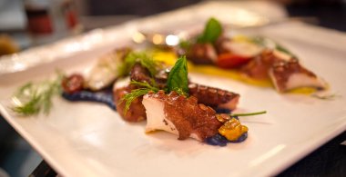 Ahtapot salata tabağına odaklan. Akdeniz mutfağı kavramı, sağlıklı ve lezzetli.