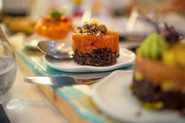 Ton balıklı tartar tabağına ve siyah pilava odaklan. Sağlıklı ve lezzetli Asya yemekleri kavramı