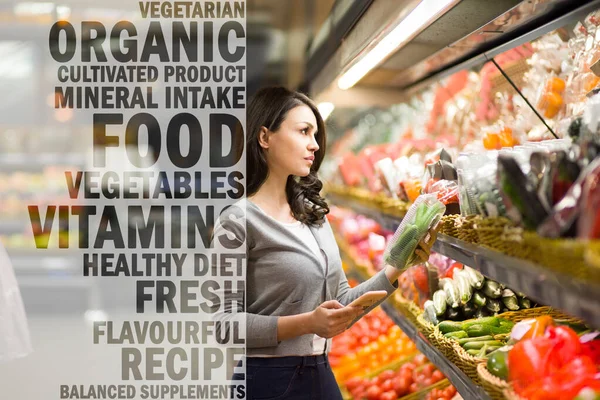 Зріла Жінка Вибирає Овочі Супермаркеті Концепція Здорової Їжі Біо Вегетаріанська Ліцензійні Стокові Зображення