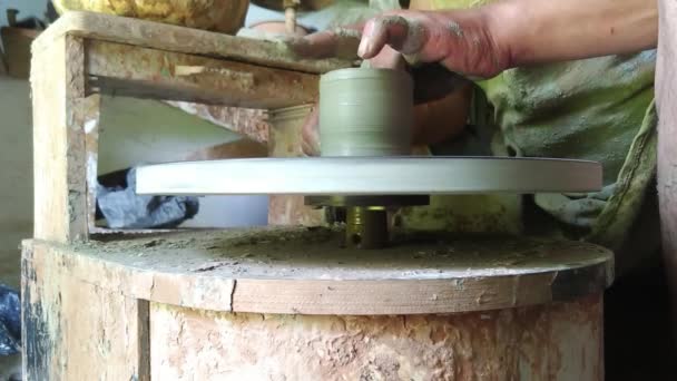 陶芸家が陶器の円を回転している — ストック動画