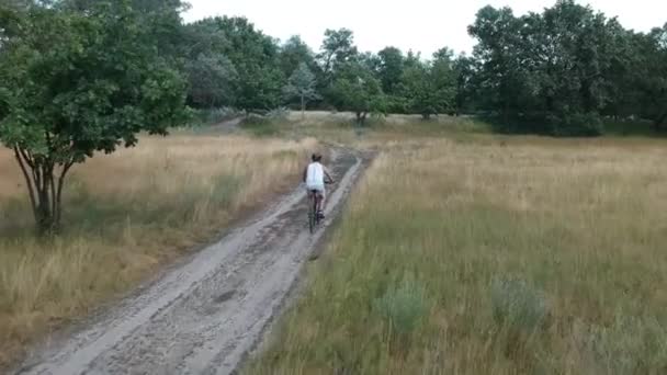 Ciclista Paseos Campo — Vídeo de stock