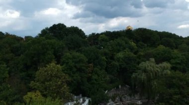 bir şelale ile geçit in altına drone uçuş