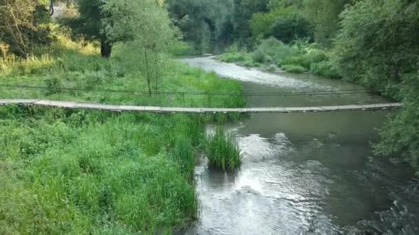 Überspannt Eine Holzbrücke — Stockvideo