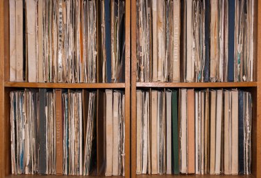 Eski vinil kayıtları ile dolap.