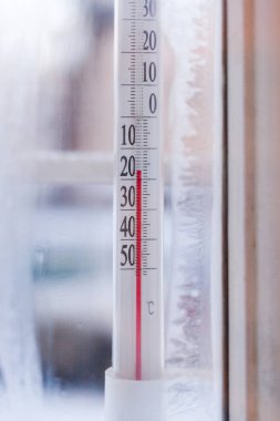 Dış termometre için dondurulmuş pencereden görünümü 