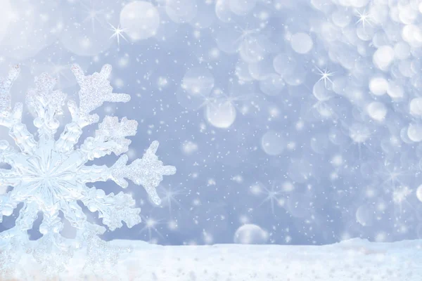 Большая прозрачная снежинка в снегу и красивый боке со звездочками и снегопадом . — стоковое фото