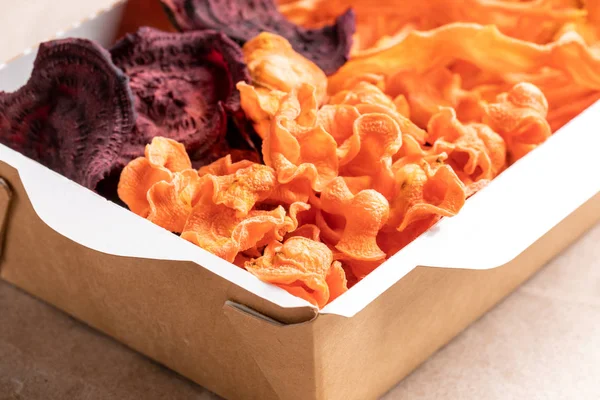 Close-up part of paper box full of healthy vegetable chips. — Stock Photo, Image