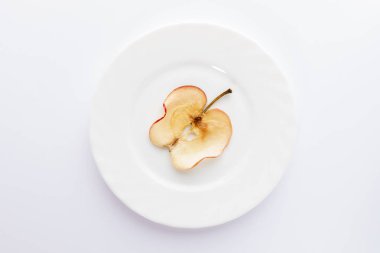 Beyaz sırt üzerinde yuvarlak beyaz plaka üzerinde kurutulmuş elma bir ince dilim