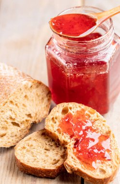 Çilek reçeli, tahta kaşık ve kavanoz ile yakın çekim ekmek tost 