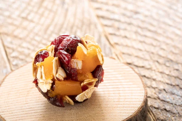 Tahta testere üzerinde bir el yapımı enerji topu masada kesilmiş. 