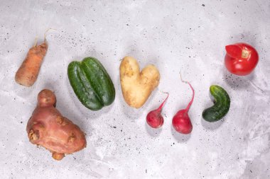 Gri beton arka plan üzerinde taze olgun çirkin sebze Düz yatıyordu. 