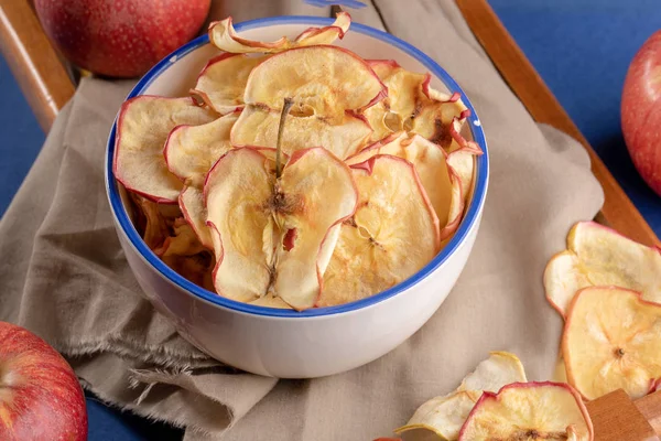 Close-up Cup med äppel chips ans färska röda äpplen på beige propp — Stockfoto