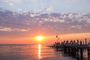 Deniz kıyısında güzel romantik turuncu-mercan gündoğumu. 