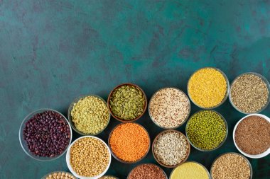 Dokulu zümrüt arka plan üzerinde sağlıklı superfoods ile yuvarlak bardak üst görünüm seti.