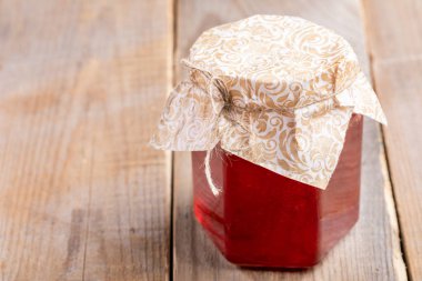 Eski wo üzerinde ev yapımı çilek reçeli ile yakın çekim kapalı cam kavanoz