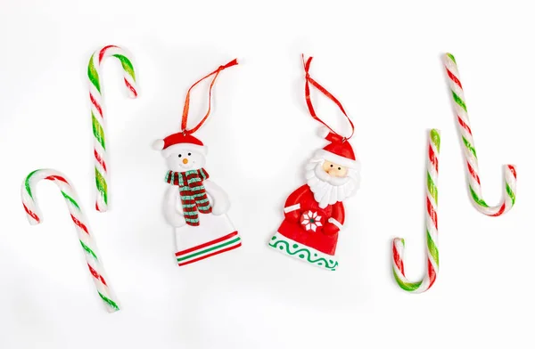 Composición navideña con juguetes árbol de Navidad santa claus y snowma — Foto de Stock