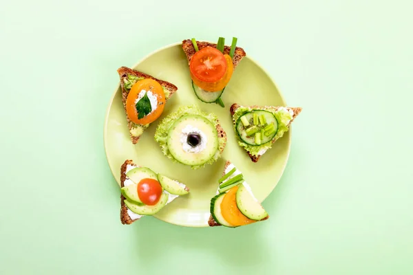 Набор Вегетарианских Сэндвичей Помидорами Авокадо Огурцом Зеленью Сыром Сушеными Оливками — стоковое фото