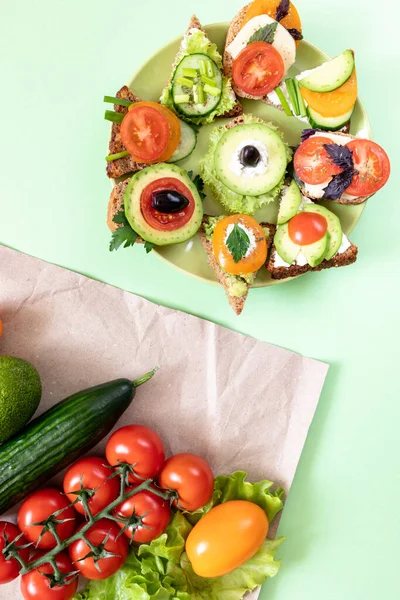 Круглая Зеленая Тарелка Вегетарианскими Бутербродами Помидорами Авокадо Огурцом Зеленостью Сыром — стоковое фото