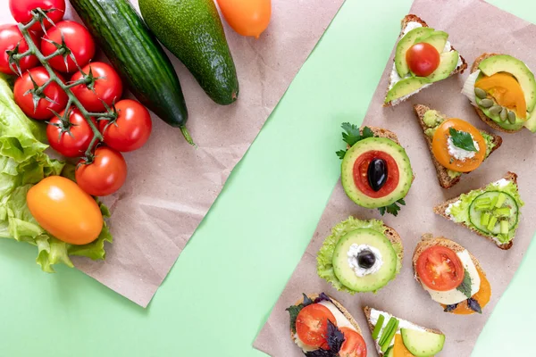 Целые Овощи Вегетарианские Сэндвичи Помидорами Авокадо Огурцом Зеленью Сыром Оливками — стоковое фото
