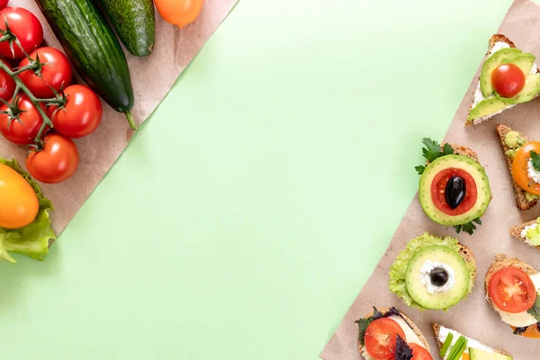 Овощи Вегетарианские Сэндвичи Помидорами Авокадо Огурцом Зеленью Сыром Оливками Лежат — стоковое фото
